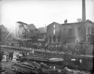 98673 Afbeelding van het nablussen van de brand bij de N.V. Utrechtse Asfaltfabriek v/h Stein en Takken (Gansstraat ...